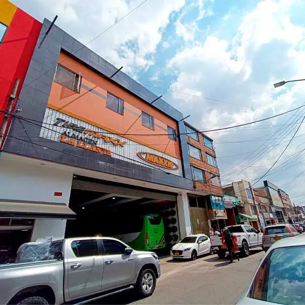 Venta de llantas en Bogotá, rines de lujo, baterías, serviteca, alineación, balanceo.